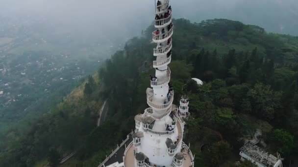 Mooie Hoog Witte Ambuluwawa Toren Tussen Groene Natuur Waar Verschillende — Stockvideo