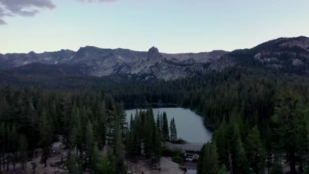 Tranquil Scenery Mountains Dense Conifer Forest Twin Lakes California Aerial — Vídeo de stock
