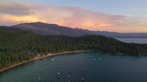 Gün Batımında Tekneli Tahoe Gölü Manzarası Hava Aracı Çekimi — Stok video