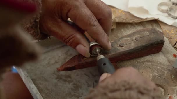 Βιετναμέζος Κατασκευαστής Κοσμημάτων Γυαλίζει Ένα Ασημένιο Δαχτυλίδι Στον Πάγκο Εργασίας — Αρχείο Βίντεο