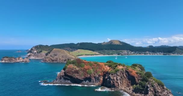 Aerial Reverses Rabbit Island Rocky Reefs Revealing Opito Bay — Vídeo de Stock