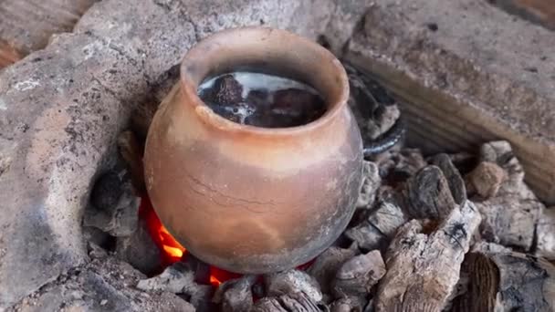 Água Castanha Fervendo Panela Barro Poço Fogo Tradicional Rural Tay — Vídeo de Stock