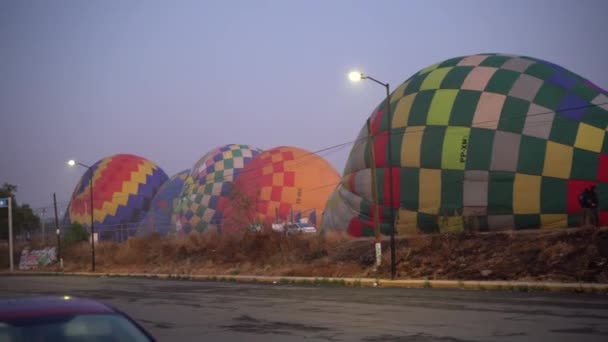 一大早 许多热气球躺在地上 准备从天津市的金字塔上飞过 — 图库视频影像