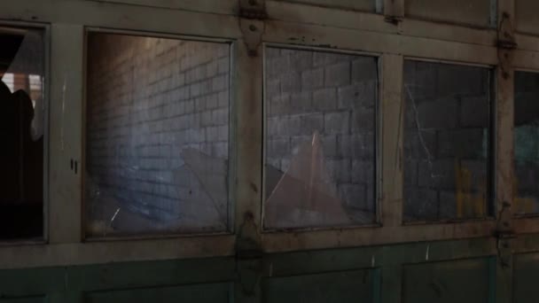 建筑门上的碎玻璃 — 图库视频影像
