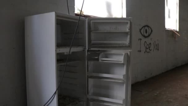 Παλιό Άδειο Ψυγείο Εγκαταλελειμμένο Κτίριο — Αρχείο Βίντεο