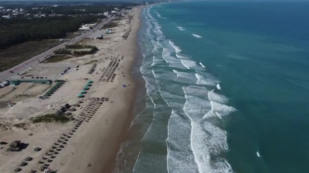 Wide Footage Beaches Tampico Ocean Waves Hitting Sand Birds Flying — Vídeo de Stock