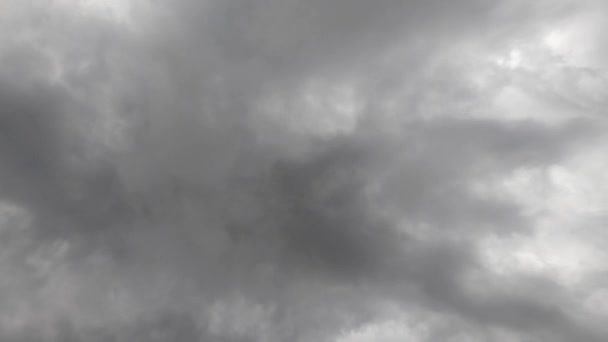 Warstwy Podświetlanych Szarych Chmur Ewoluują Upływ Czasu Bezpośrednio Poniżej — Wideo stockowe