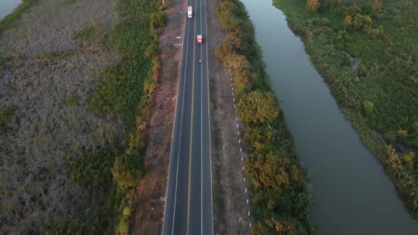 Highway Från Ovan Medan Bilen Kör Snabbt Med Havet Båda — Stockvideo