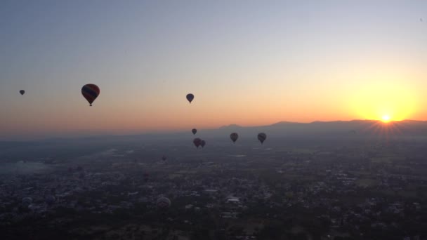 一个美丽的日出从热气球升起在天际 周围环绕着其他的热气球 — 图库视频影像