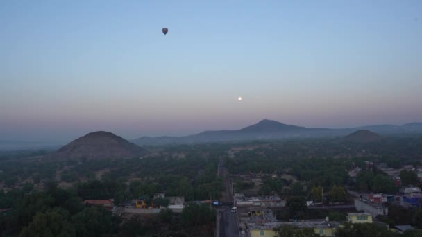 Early Morning Flying Hot Air Balloon Sky View Pyramids Distance — Video Stock