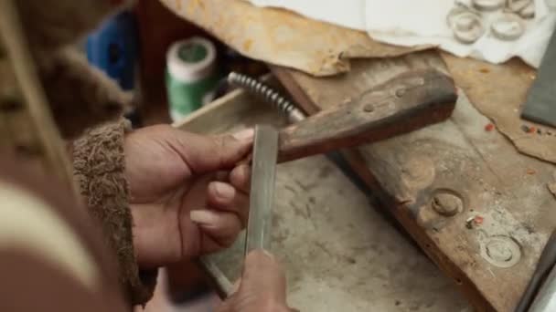 Craftsman Filing Silver Ring Using Traditional Process Tools Vietnamese Jewelry — Vídeo de Stock