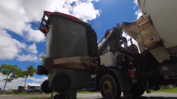 Mechaniczne Ramię Podnosi Śmietnik Wrzuca Śmieci Śmieciarki — Wideo stockowe