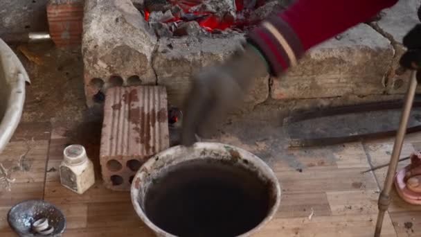 Pembuatan Cincin Metode Tradisional Menutup Pendinginan Orang Rings Dari Pemanggangan — Stok Video