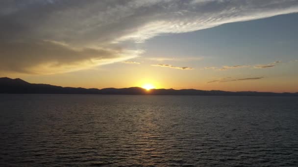 Deniz Ufkunda Güzel Günbatımı Hava Aracı Görüntüsü — Stok video