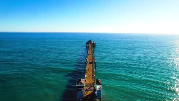 Drone Muelle Oceánico Disparado Sobre Océano — Vídeo de stock