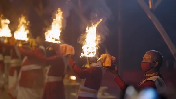 Waving Lamps Aarti Ceremony Ganges River Triveni Ghat Rishikesh India — Vídeo de stock