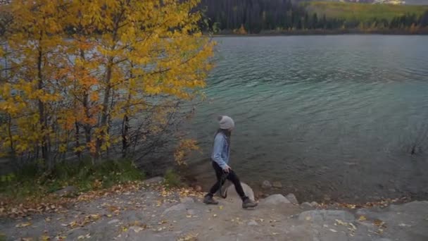 在Pyramid湖畔散步的女性 带着摄影相机 美丽的风景 水和加拿大贾斯珀国家公园的山峰尽收眼底 — 图库视频影像