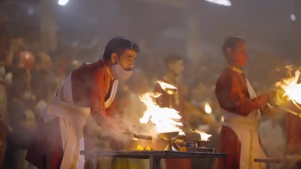Sacerdote Hindú Sosteniendo Lámparas Aarti Durante Oración Vespertina Triveni Ghat — Vídeo de stock