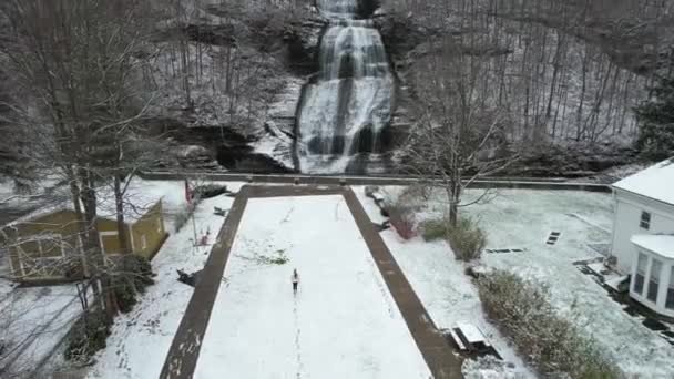 Veduta Aerea Della Persona Femminile Che Cammina Sulla Neve Nel — Video Stock