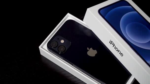 출시된 애플의 새로운 스마트폰 아이폰 — 비디오