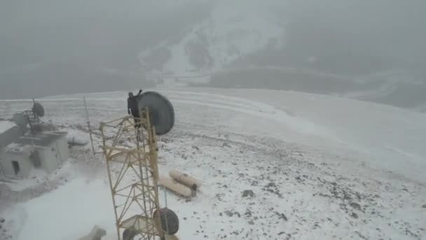 Einsamer Mann Auf Dem Zellenturm Nebel Schneebedeckten Gipfel Drohne Aus — Stockvideo