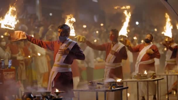 Aarti Triveni Ghat Avec Des Prêtres Hindous Tenant Des Lampes — Video