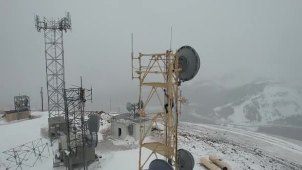 Aerial View Man Climbing Telecommunication Cell Tower Mountain Peak Cold — Vídeo de Stock