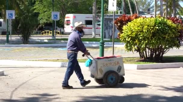 Egy Öreg Ember Fagyit Árul Mexikó Utcáin — Stock videók
