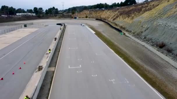 Ripresa Aerea Auto Sportive Nissan Gtr Sul Rettilineo Una Pista — Video Stock