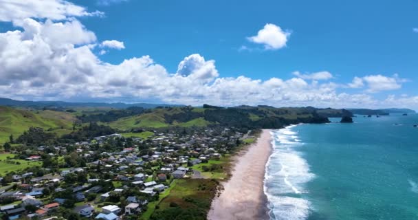 Flight Beachside Holiday Village Whiritoa Descent Waterfront — Vídeo de stock