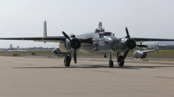 Historic Military Plane Leaving Los Angeles Airport Slow Motion Pan — Vídeo de Stock