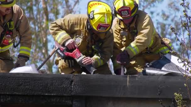 Close Firefighters Cutting Roof Get Burnt Building Los Angeles Usa — Stock Video