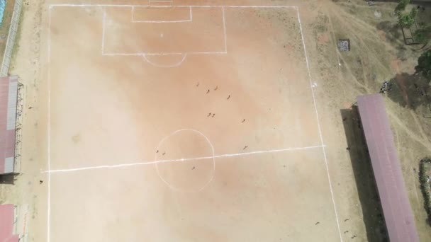 Children Playing Football Dirt Field Overview Simple Sports Facilities Kenya — Vídeo de Stock