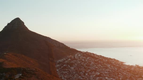 Dramatic Golden Hour Illuminated Lion Head Mountain Cape Town South — ストック動画