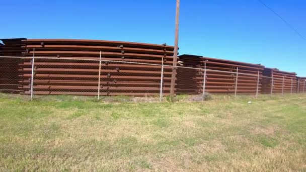 Pan Metal Panels Stockpiled Building Border Wall Texas Usa Mexico — стоковое видео