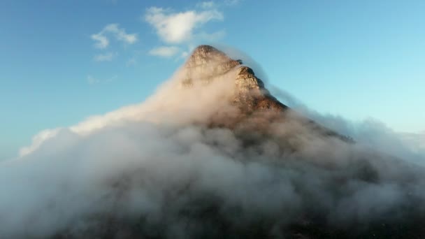 Clouds Enveloping Lions Head Peak Cape Town South Africa Aerial — Vídeo de Stock