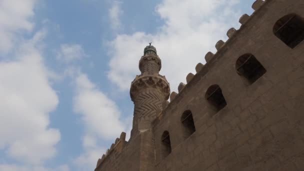 エジプトのカイロ要塞 スルタン ナシル ムハンマド カラワンモスクの外壁 低角度 — ストック動画