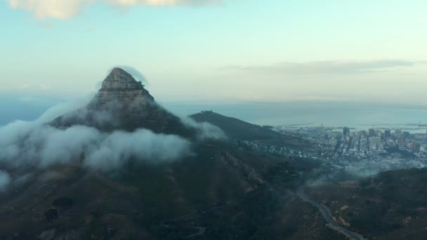 Туманные Облака Вершине Горы Лион Кейптауне Южная Африка Воздушный Дрон — стоковое видео