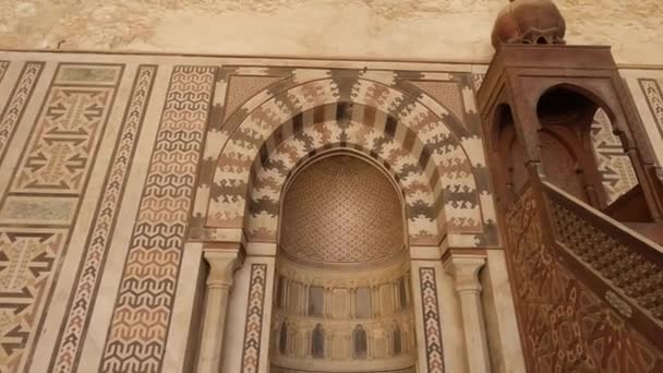 埃及开罗城堡Mamluk Sultan Nasir Muhammad Ibn Qalawun清真寺的Mihrab和Minbar 往下倾斜 — 图库视频影像