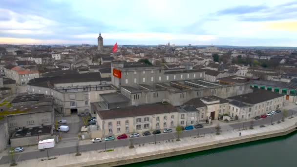 Wide View City Center Hennessy Distillery Aerial Rotation Reveal Shot — Vídeo de Stock