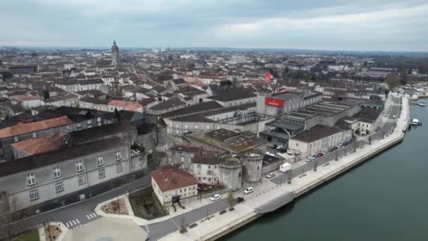 Medeltida Kungliga Slottet Och Hennessy Liquor Distillery Charente River Med — Stockvideo