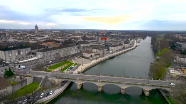 Şehrin Göbeğinde Pont Neuf Köprüsü Nden Geçen Arabaların Önünde Hennessy — Stok video