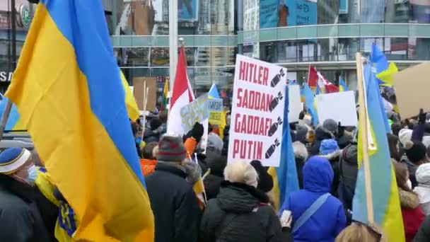 Pro Oekraïense Mensen Met Vlaggen Placard Rally Tijdens Russisch Oekraïense — Stockvideo