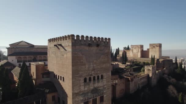 Drone Flying Comares Tower Alhambra Fortress Granada Spain Aerial Orbiting — Stockvideo