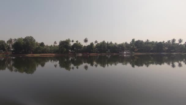 Los Árboles Que Reflexionan Sobre Río Las Aguas Tranquilas Alappuzha — Vídeos de Stock