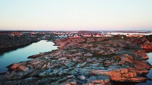Drönaren Flyger Mot Huset Vid Kusten Intill Havet Solnedgången Sverige — Stockvideo