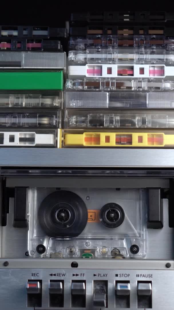 Vídeo Vertical Mão Colocando Cassete Deck Com Bando Fitas Topo — Vídeo de Stock