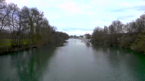 Avançando Para Ponte Pont Neuf Hennessy Liquor Distillery Sobre Rio — Vídeo de Stock