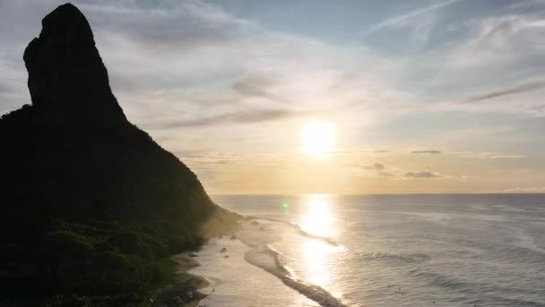 ブラジル大西洋のブラジルでフェルナンド ノロンハの日没湾の水の群島 フェルナンド ノロンハ諸島の夕日のパラダイス島 日没の夏の旅行 熱帯の目的地 — ストック動画