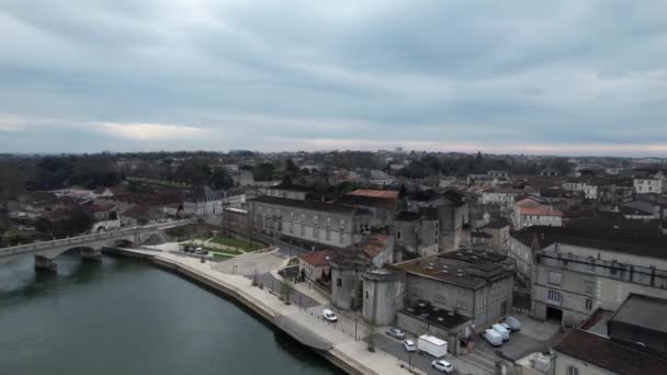 皇家城堡和Hennessy酒类酿酒厂在阴天在Charente河上方 空中平底锅右侧暴露了枪弹情况 — 图库视频影像